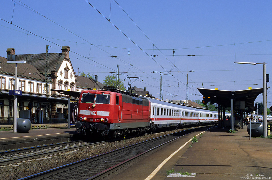 181 219 in verkehrsrot mit EC64 im Bahnhof Rastatt