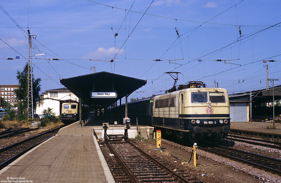 184 003 mit Militärschnellzug D38669 im Bahnhof Trier Hbf