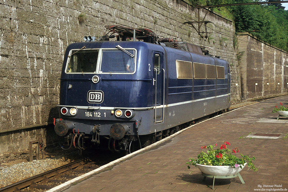 184 112 in blau im Bahnhof Liege