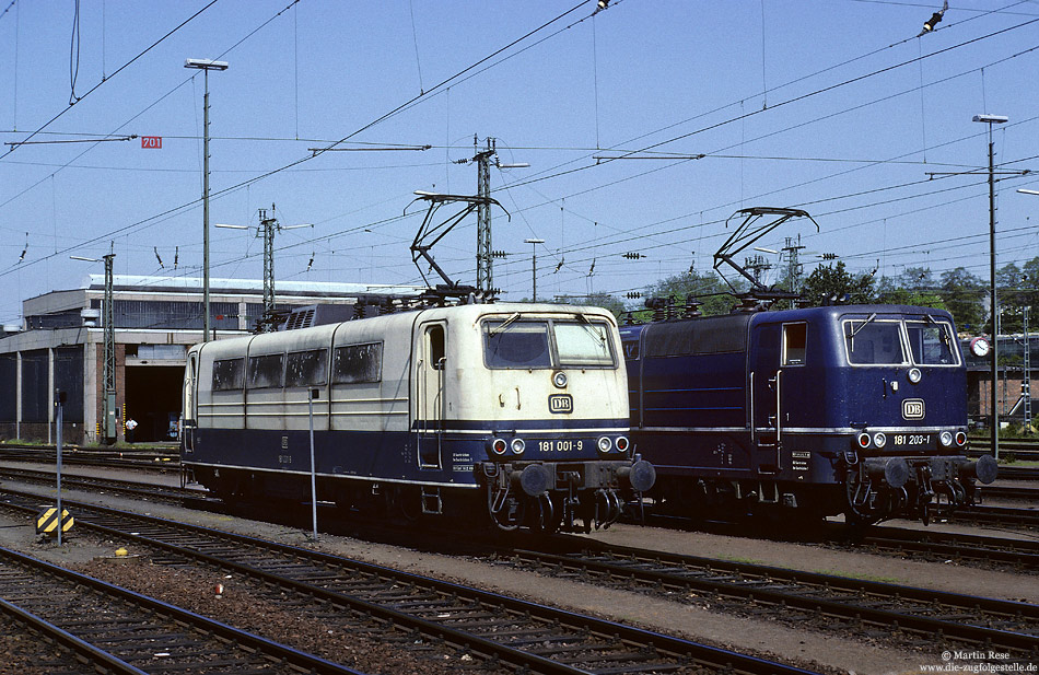 Über 40 Jahre lang war Saarbrücken das Heimat-Bw für die Mehrsystemlokomotiven der DB. Am 19.5.1992 gaben sich die 181 001 und die 181 203 im Heimat-Bw ein Stelldichein.