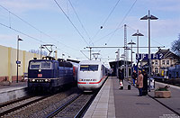 181 201 in blau neben ICE775 im Bahnhof Baden Baden