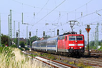 181 207 in verkehrsrot mit EN408 auf der Riedbahn im Bahnhof Biblis