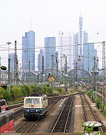181 211 im Bahnhof Frankfurt am Main Hbf mit Skyline