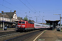 181 219 in verkehrsrot mit EC64 im Bahnhof Rastatt