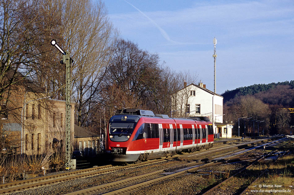 Auf den Strecken rund um Euskirchen dominieren die Triebwagen der Baureihe 644 vom Werk Köln Deutzerfeld. Als RB 11607 (Köln Deutz - Kall) verlässt der 644 001 den Bahnhof Satzvey. 18.12.2000