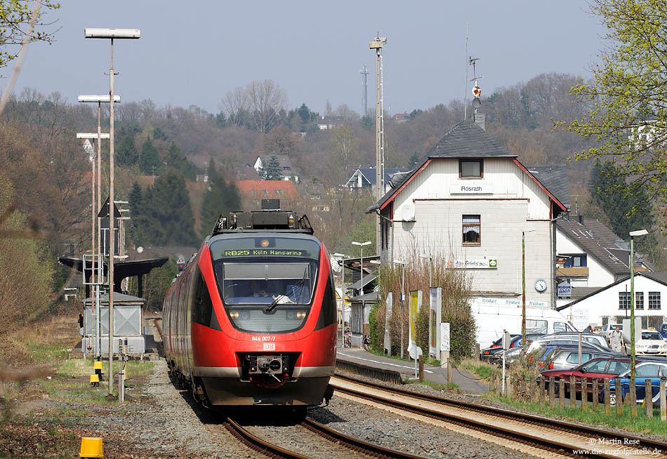 Als RB 11847 nach Köln Hansaring verlässt der 644 007 den Bahnhof Rösrath. 6.4.2009