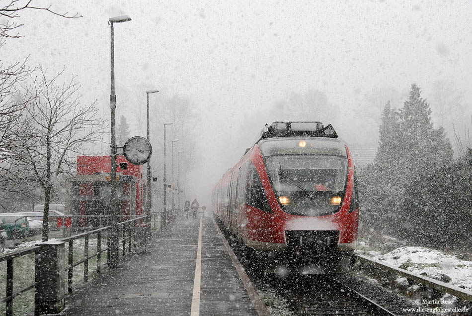 Bei dichtem Schneetreiben fährt der 644 008 in Rösrath Stümpen ein. 25.3.2008