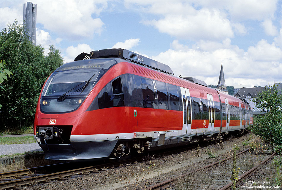 Im Bahnhof Gummersbach steht der 644 009 abfahrbereit zur Fahrt nach Köln. 23.7.2009