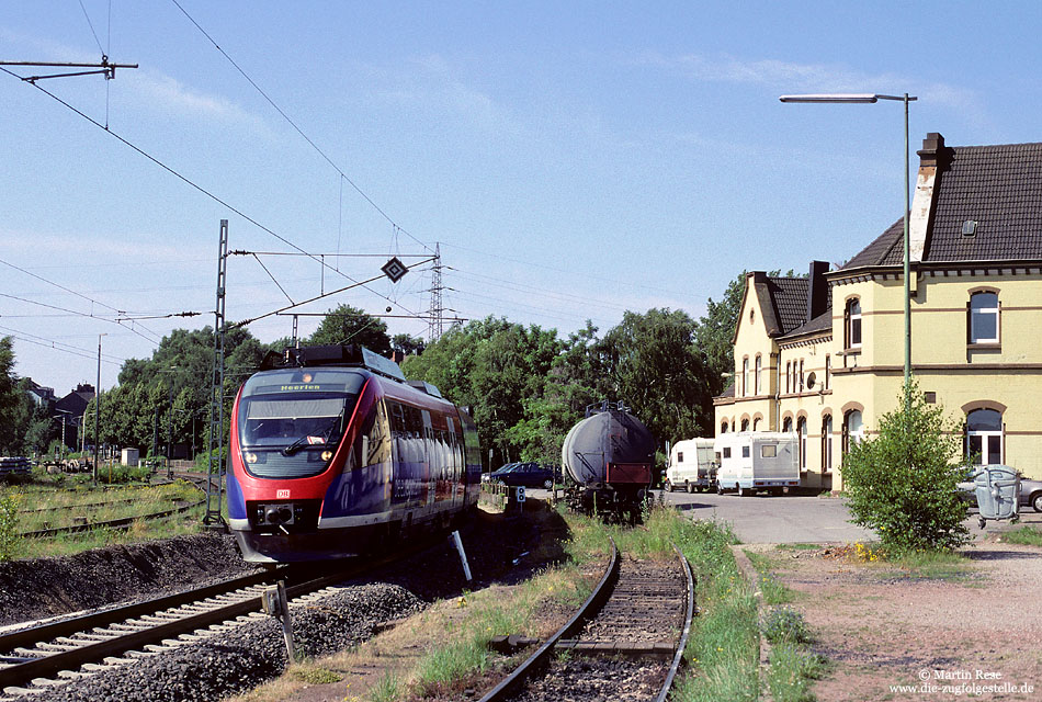Im Juni 2001 nahm die Euregiobahn den Verkehr auf den Strecken Heerlen - Stolberg Altstadt bzw. Weisweiler auf. Da die Triebwagen der Baureihe 643.2 noch nicht verfügbar waren, wurde dieser Verkehr zunächst mit der Baureihe 644 abgewickelt. Als RB 14710 nach Heerlen fährt der 644 016 in Stolberg ein. 5.7.2001