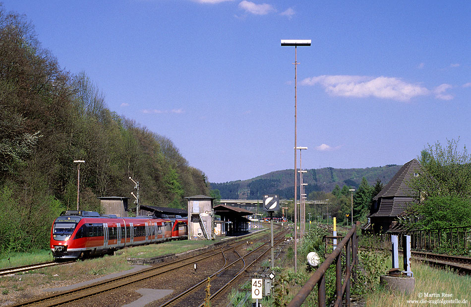 Die umfangreichen Gleisanlagen des Bahnhofs Dieringhausen lassen seine einstige Bedeutung erahnen. Heute befindet sich hier nur noch eine Lokführereinsatzstelle des Bh Köln sowie eine Abstellanlage für die Talente. Am 26.4.2000 habe ich hier den 644 545 fotografiert.

