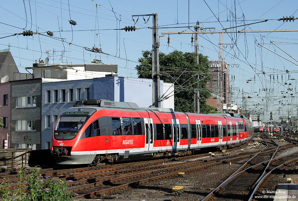 Aus Kall kommend fährt der 644 051 als RB 11118 in Köln Hbf ein. 27.7.2009
