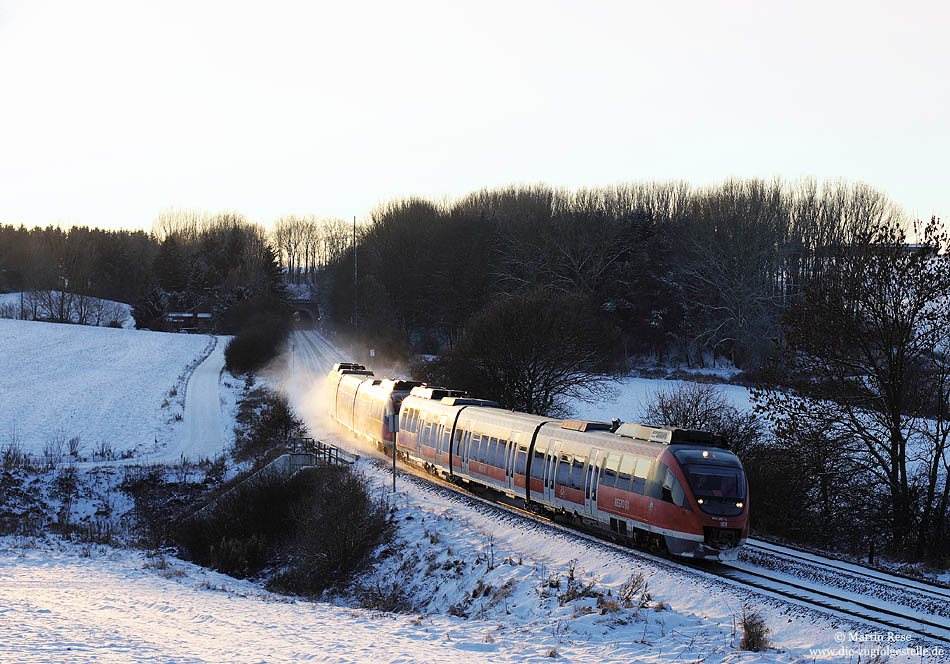 Es gehörte schon Enthusiasmus dazu, in der Kälte des 6.1.2009 auszuharren, um bei Scheven den 644 056 im letzten Licht des Tages zu fotografieren.