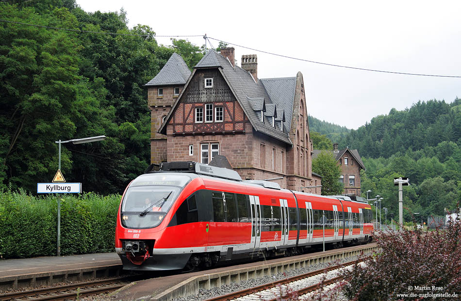 Auf seiner 181 km langen Fahrt von Köln Deutz nach Trier hat die aus dem 644 059 gebildete RB 12854 soeben Kyllburg erreicht. 29.8.2008

