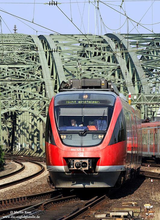 Aus Gerolstein kommend fährt der 644 525 in seinen Zielbahnhof Köln Deutz ein. 17.6.2008