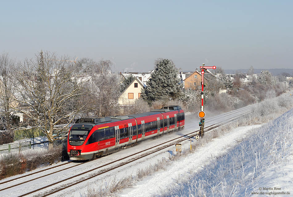 Bei „Bilderbuchwetter“ passiert der 644 538 das südliche Einfahrsignal des Bahnhofs Weilerswist. 6.1.2009