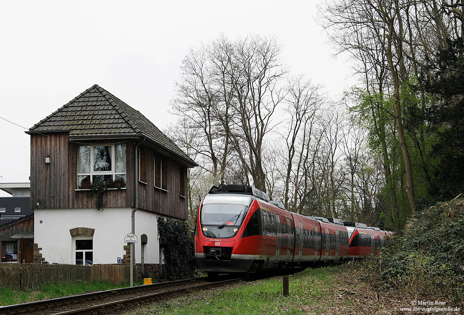 Beide Stellwerke des Bahnhofs Rösrath sind noch erhalten und werden als Wohnhaus genutzt. Aus Köln kommend fährt der 644 540 in den Bahnhof Rösrath ein. 9.4.2008