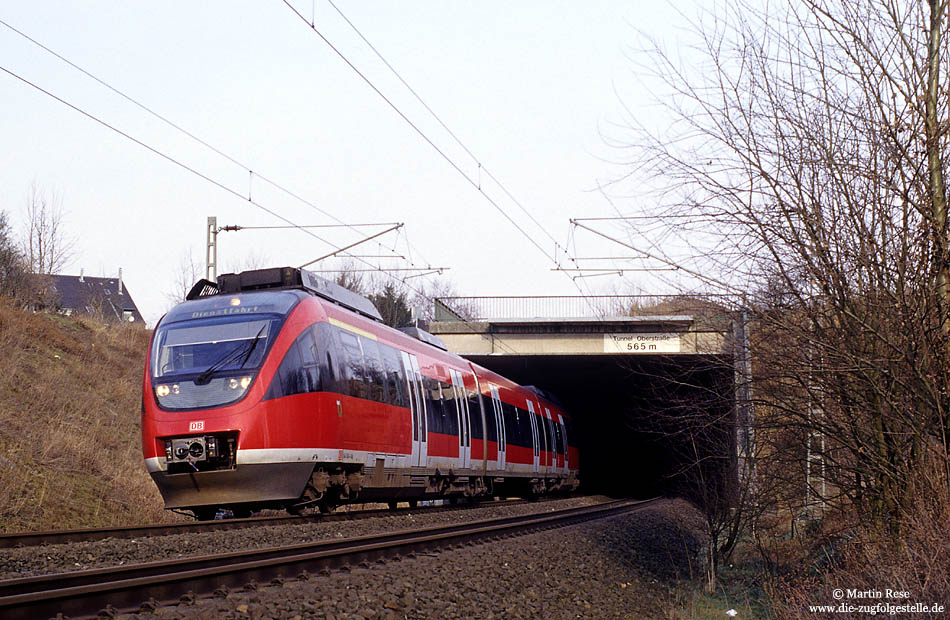 Ende 2000 hatte die Baureihe 644 Probleme mit unrunden Rädern und Flachstellen. Um die Räder wieder rund zu bekommen, mussten die betroffen Züge die Unterflurdrehbank in Dortmund oder Darmstadt aufsuchen. Auf der Rückfahrt von Dortmund nach Köln entstand das Foto des 644 546 am Tunnel Oberstraße nahe des Abzweig Stockumer Straße. 18.1.2001