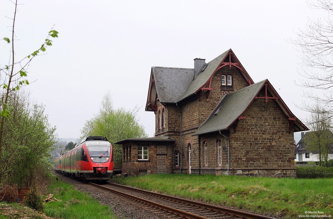 Das Empfangsgebäude des ehemaligen Bahnhofs Ehreshoven wird heute privat genutzt und macht einen sehr gepflegten Eindruck! Die Züge der RB 25 passieren diese Station allerdings ohne Halt. Am 14.4.2009 wurde hier der 644 549 abgelichtet.