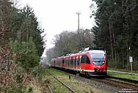 In km 10,0 liegt der ehemalige Bahnhof Königsforst, dessen Bahnsteig noch gut erhalten ist. Hier rollt der 644 013 in Richtung Köln. 9.4.2008