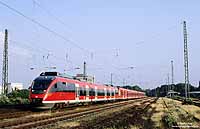 Die Baureihe 644 als Retter in der Not. Am 18.6.2002 war eine 425-Einheit nahe Bonn liegengeblieben. Als Abschleppfahrzeug rückte der 644 033 aus, um den Zug nach Köln Deutzerfeld zu schleppen. Das Foto der „Fuhre“ entstand in Brühl Gbf, wo die Überholung durch einen Intercity abgewartet werden musste. 18.6.2002


