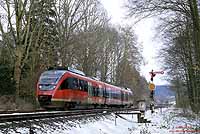 Nur noch wenige Bahnhöfe entlang der Eifelstrecke sind mit der alten Signaltechnik ausgerüstet. Zu diesen Bahnhöfen zählt auch der in Satzvey. In einem Waldstück befindet sich das südliche Einfahrsignal des Bahnhofs. Hier fährt der 644 039 als RE 11405 nach Gerolstein.