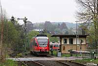 Der Bahnhof Engelskirchen ist die letzte, mit alter Signaltechnik ausgerüstete Betriebsstelle entlang der KBS 459. Aufgrund einer Signalstörung ließ sich das Ausfahrsignal nicht auf "Fahrt" stellen, so dass der Lokführer des 644 054 die Zustimmung zur Ausfahrt per schriftlichen Befehl erhielt. 

