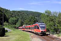 Kurz vor Osberghausen fährt der 644 063 als RB 11855 nach Köln Hansaring. Nach Überqueren der Agger wird dieser Zug den ehemaligen Bahnhof Osberghausen ohne Halt passieren. 2.6.2009