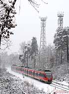 Mit 15 Minuten Verspätung fährt der 644 511 als BR11842 nach Overath, aufgenommen zwischen Porz Heumar und Königsforst. Grund dürfte wohl der Wintereinbruch gewesen sein. Wer rechnet auch im Januar mit Schnee .....