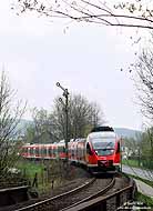 Kurz vor Engelskirchen führt die KBS 459 in einer fast 180 Grad Kurve durch das Aggertal. Hier passiert der 644 542 als RB 11855 das östliche Einfahrsignal des Bahnhofs. 14.4.2009