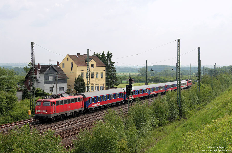 Aufgrund des Wagenmangels bei der DB kamen seit Mitte Mai Sitzwagen der „Bahntouristik Express“ (BTE) auf dem Ersatz-IC zum Einsatz. Am 1.6.2010 fährt der IC2863 mit der 113 268 als Zuglok und der 115 261 am hinteren Zugende durch Bönen, dem Zielbahnhof Hamm entgegen ….
