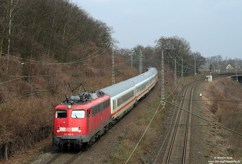 Mitte März 2010 wurden die MRCE-Lokomotiven wieder von den Ersatzzügen abgezogen und die Bespannung ging an die E10 von DB-Autozug. Wobei für über zwei Monate ausschließlich die drei 160km/h schnellen Lokomotiven der Baureihe 113 zum Einsatz kamen. Auf der Fahrt von Hamm nach Bonn hat der IC2862 soeben den Kölner Betriebsbahnhof passiert und hat nur noch etwa 30 Kilometer bis zum Zielbahnhof. 23.3.2010. 