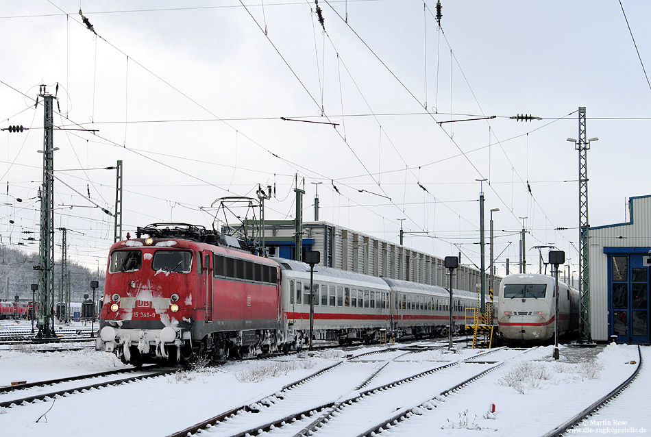 Anfang 2010 kam es aufgrund des strengen Winters zu weiteren Ausfällen bei der Baureihe 402. An diesen Tagen waren gleich mehrere Ersatzzüge zwischen Hamm und Köln unterwegs. Mit dem IC2879 (Ersatz für ICE859) verlässt die 115 346 den Kölner Betriebsbahnhof. 30.1.2010 