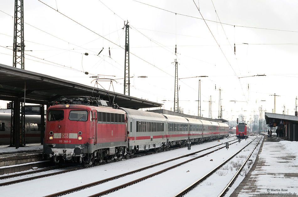 Mit etwa 20 minütiger Verspätung erreicht der IC2877 aus Köln Hbf den Bahnhof Hamm, wo die Reisenden in den wartenden ICE 847 nach Berlin umsteigen konnten. 31.1.2010
