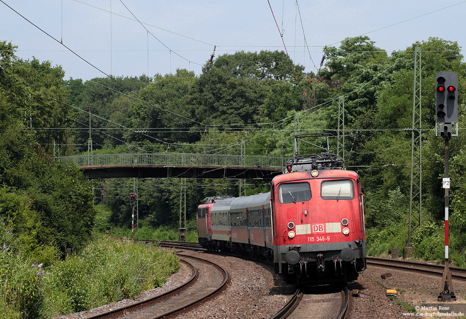 An den heißen Sommertagen ist die Reise in den Ersatzzügen wegen der fehlenden Klimaanlage sicher kein Vergnügen – allerdings kann man sich wie in alten Tagen den Fahrtwind um die Nase wehen lassen. 115 346 mit IC2862 in Leichlingen, 2.7.2010.