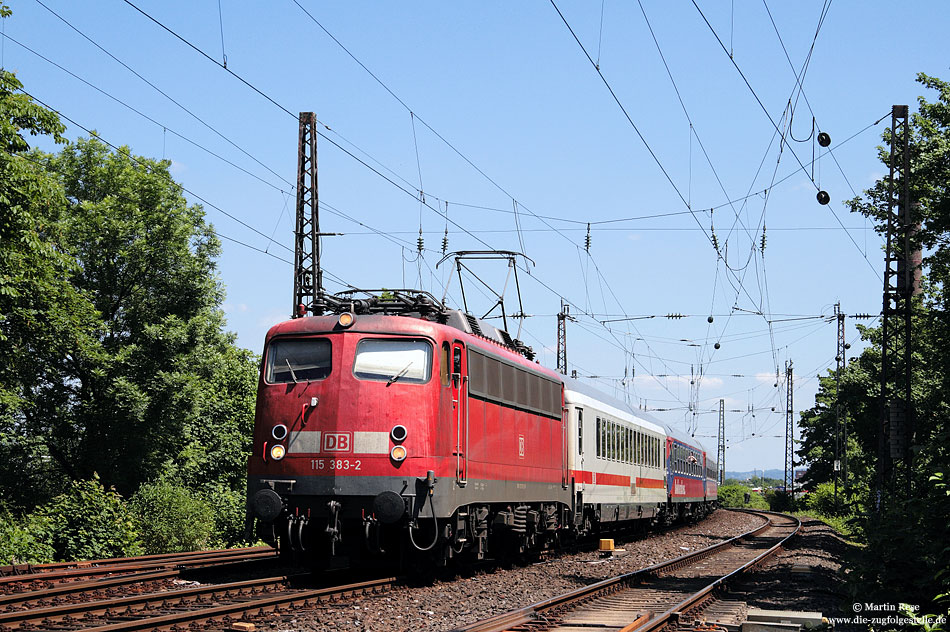 Kurz vor Köln Deutz hat die 115 383 mit dem IC2862 die Domstadt fast erreicht. 3.6.2010.