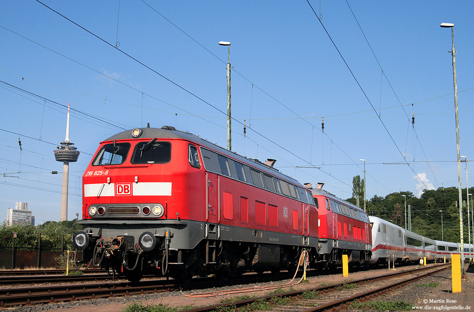 In der letzten Zeit müssen die Schlepploks von DB-Fernverkehr häufig ausrücken, um defekte Züge von der Strecke zu holen. Am 6.7.2010 haben die  218 825 und 838 den defekten 402 029 am Haken, aufgenommen in Köln Bbf.