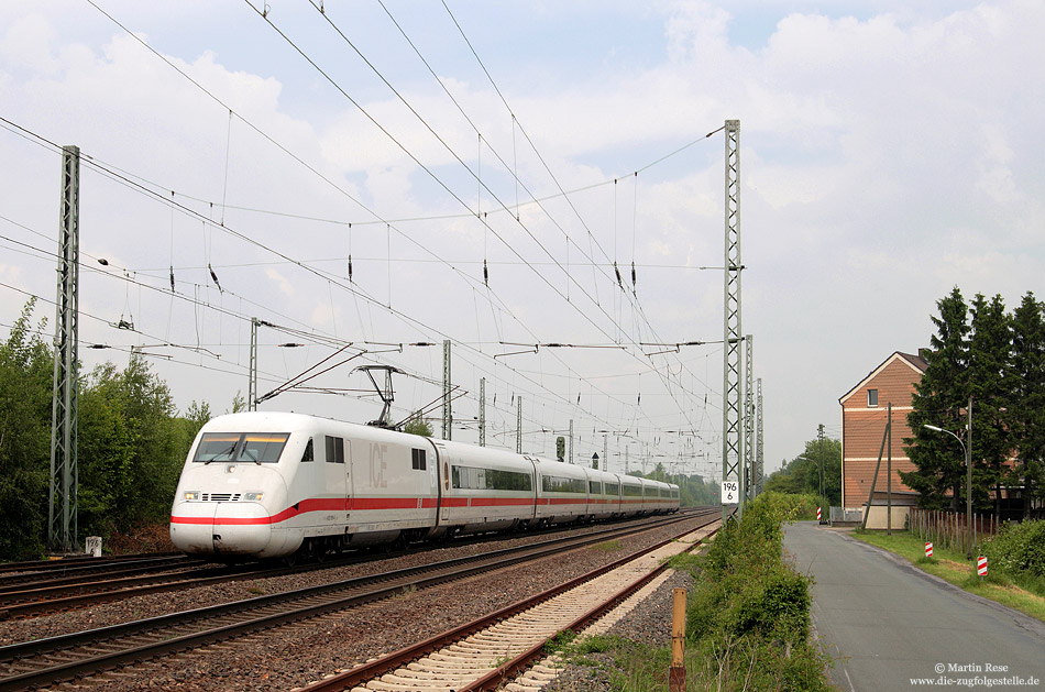 So sieht der planmäßige Verkehr auf der ICE-Linie 10 aus. Nach dem Entkuppeln fährt der „Wupperflügel“ von Hamm über Hagen und Wuppertal nach Köln bzw. Bonn Hbf. Am 1.6.2010 passiert der 402 019 als ICE 650 (Berlin Ostbahnhof – Köln Hbf) den Bahnhof Bönen.