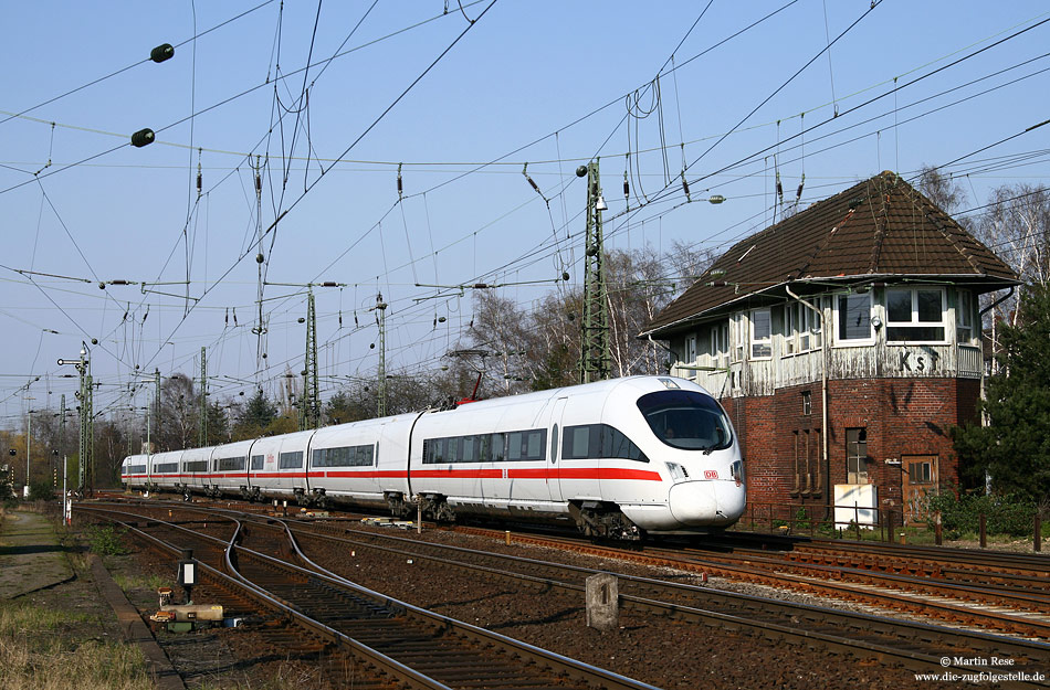 Während des Umbaus des Bahnhofs Köln Deutz Tief im Jahresfahrplan 2007 wurden die Züge der ICE-Linie 10 ab Köln Mülheim über Kalk Nord zum Flughafen Köln/Bonn umgeleitet. Am 27.3.2007 war mit dem 411 066 auch hier ein Ersatzzug unterwegs und wurde in Köln Kalk Nord am Stellwerk „Ksf“ fotografiert.