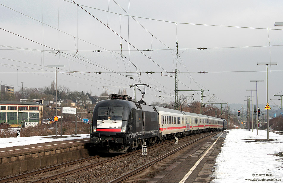 Auf dem Weg von Hamm nach Bonn passiert der IC2862 Wuppertal Vohwinkel ohne Halt. Zum Einsatz kamen hier die ES64 U2-001 und 017. 8.2.2010