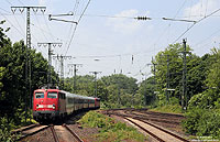 Bei Köln Süd fährt die 113 309 mit dem IC2862 nach Bonn Hbf. Am Zugschluss läuft die 113 268 mit, die diesen Zug zurück nach Hamm ziehen wird. 28.5.2010