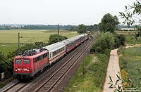 Zwischen Sechtem und Roisdorf fährt der IC2862 mit einer Verspätung von 25 Minuten durch die Felder nach Bonn …