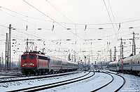 Nach Umstieg der Reisenden verlässt auch der Anschlusszug  IC2862 nach Bonn den Bahnhof Hamm. Die Lok (115 346) läuft dabei vor dem Steuerwagen, da die Baureihe 115 keine zeitmultiplexe Wendezugsteuerung (ZWS) besitzt. Seit dem Fahrplanwechsel, im Dezember 2009, verkehrte das Zugpaar ICE651/652 zwischen Hamm und Bonn inzwischen planmäßig als Ersatz-IC2862/2863. 