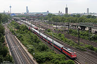 Vor wenigen Augenblicken hat der IC2863 den Kölner Hauptbahnhof verlassen und passiert nun den Bahnhof Köln Messe/Deutz ohne Halt. 2.6.2010