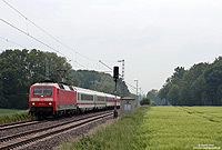 Neben dem "planmäßigen" Ersatzzugpaar wurde am 1.6.2010 auch der ICE 951 mit der Dortmunder Knotenpunktreserve gefahren. Zwischen Bönen und Unna fährt die 120 101 mit dem aus IC- und Sitzwagen von DB-Autozug gebildeten Wagenzug nach Hamm.