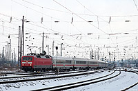 Nach einem kurzen Halt verlässt der aus Berlin kommende IC2860 (Ersatz für ICE 642) nach Köln den winterlichen Bahnhof Hamm. 31.1.2010