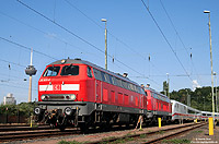 In der letzten Zeit müssen die Schlepploks von DB-Fernverkehr häufig ausrücken, um defekte Züge von der Strecke zu holen. Am 6.7.2010 haben die  218 825 und 838 den defekten 402 029 am Haken, aufgenommen in Köln Bbf.