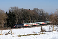 Einen der wenigen schönen Tage im März nutzte ich um den Taurus-bespannten Ersatzverkehr auch einmal bei Sonne zu fotografieren. Im letzten Schnee des Winters 2009/2010 fährt die ES64 U2-001mit dem IC2862 bei Gevelsberg nach Bonn. 10.2.2010