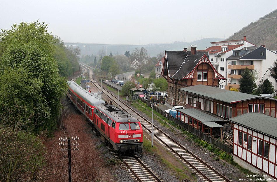 Mit der RB12715 legt die 218 137 in Heimersheim einen kurzen Halt ein. 19.4.2010