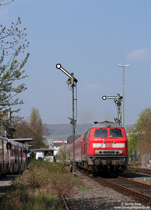 Bei der Ausfahrt aus Bad Neuenahr wurde am 20.4.2010 die 218 137 mit der RB12715 fotografiert.