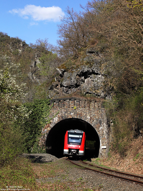 620 031 verlässt im Ahrtal den Reimerzhover Tunnel